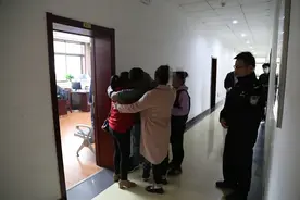 让爱回家！认亲画面太戳泪······图片