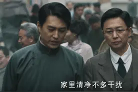 《伪装者》开播6年后，靳东和刘奕君终于同框，眼神都耐得住咂摸图片