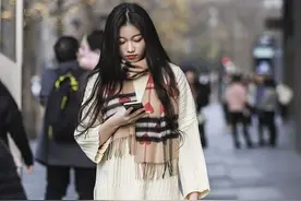 街拍：图四中了高跟鞋的“毒”，扶着树揉后脚跟，也要穿高跟鞋！图片