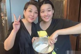 李静女儿亲手做蛋糕为妈妈庆生，母女俩贴头合照一脸幸福图片