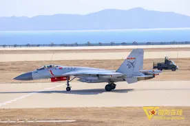 起飞！海军航空大学某团组织低空飞行训练图片