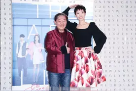 老戏骨李立群跟31岁女儿同框！女儿身材赛超模，肤色对比太明显图片
