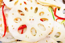 莲藕一焯水就变黑？厨师长教您一妙招，莲藕洁白如玉，还更香脆图片