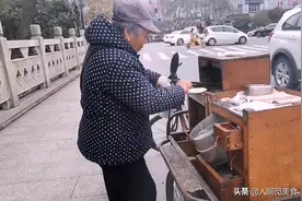 扬州70岁老奶奶街头卖小吃，1元1个纯手工火上百年，已经不多见了图片