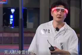 网友双标？郭京飞摔对讲机被骂玩不起，黄渤当年摔快递被翻出图片