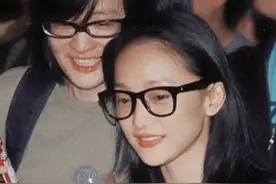 周迅最美时刻曝光！34岁嫩回18岁高中生，素颜穿T恤少女感绝了图片