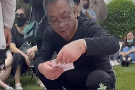 泪目！乔任梁五周年忌日，乔妈黑衣现身墓地，乔爸满头白发摆鲜花图片