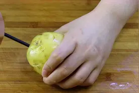 土豆上插上1根筷子，教你简单一做，比吃大鱼大肉还过瘾图片