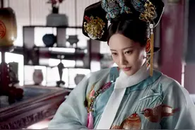 《如懿传》被删减的一段戏：辛芷蕾用脚抬李纯下巴！把李纯妈看哭图片