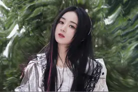 赵丽颖频登杂志封面，新造型挑染直发配渔网裤，离婚后气场更强图片