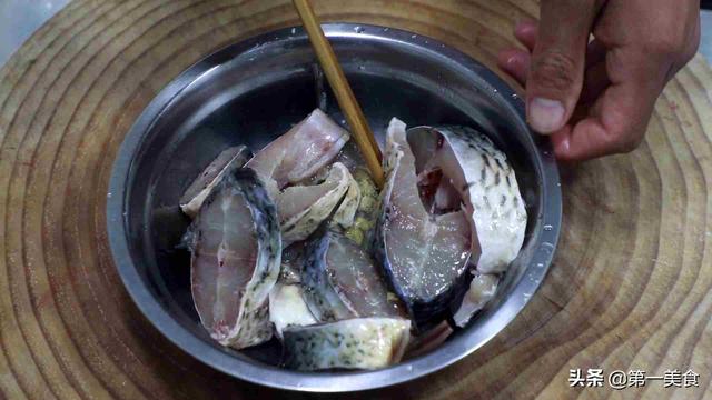 厨师长教你家常酱焖鱼，酱料比例详细，鲜美嫩滑，跟饭店一个味