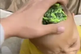 儿子被戴“小绿帽”，黏在头上摘不掉，家长：老师是干什么吃的图片