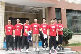 现场直击：岳阳学子走进高考考场的样子，真飒图片