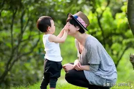 母子关系过于亲密，让父亲担心，别忘了，距离才更产生美啊！图片