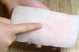 猪毛不用镊子拔，也不用火烧，大厨教你一招，简单快速，方便实用图片