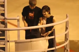 谢娜、张杰真是夫妻典范，出门牵手很幸福，谢娜一身阴阳装很个性图片