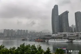 重庆朝天门码头鸣笛声响彻两江，轮船全部停航靠岸，深切哀悼！图片