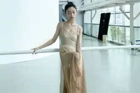 吴谨言芭蕾舞姿灵动飘逸，肌肉线条完美，尽显高雅气质图片