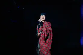 林俊杰披格子披风化身“唐僧”献唱，表情投入，深情款款图片