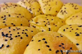 面粉里加入一根胡萝卜，不用烤不用烙，香甜拉丝，孩子天天吃不够图片