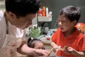 霍启刚与儿子共同下厨制作咖喱虾，家中厨房曝光面积不大装修朴实图片