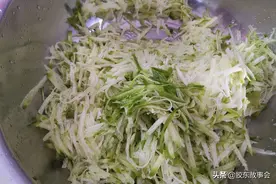 胶东家常美食：用萝卜丝、白菜丁和粉条一起做的包子图片