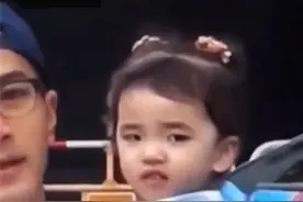 杨幂女儿正脸曝光，遗传刘恺威整容前样貌，网友直言撞脸周杰伦图片