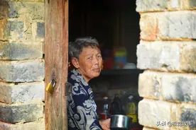 81岁奶奶独居土坯房不离开，不种粮食不种菜，看她怎样生活图片