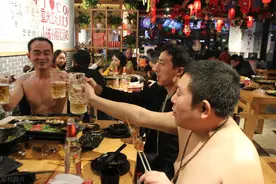 广东男人老婆出轨，离婚后开烧烤店，竟然年赚300万，你要学一学图片