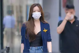 西装短裤显的非常干练图片