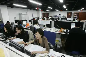 公司摄像头装在工位正上方，女员工担心走光，打伞上班被公司开除！网友炸锅图片