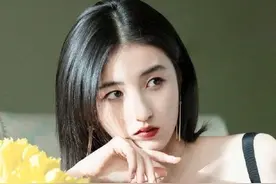 18岁张子枫不听话，非拿“儿童吊带”当上衣穿，秀出这腰细爆了图片