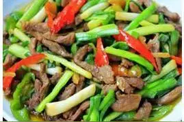美食精选：蒜苗炒羊肉、滑炒鸭肉、葱油莴笋、干锅土豆溜肥肠图片