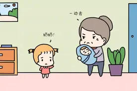 “不许吃！留给你弟弟”，奶奶夹走了孙女的肉，放在了孙子的碗里图片