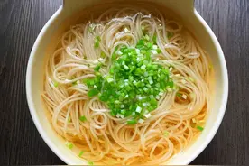 煮面条最忌水开下面，大厨教你正确做法，面条不粘不坨，特别劲道图片