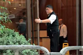 65岁香港男演员转行做保安，月入15000元，他坦言：够生活就行图片