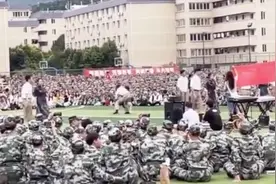 四川某大学军训期间舞蹈表演曝光，因太过性感惹争议，学校回应图片