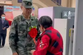 中国军人的团圆瞬间，今天请让它刷屏！图片
