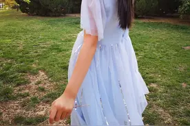 “宅“家里的小姑娘出来放放风图片