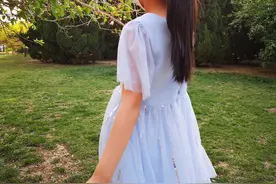 “宅“家里的小姑娘出来放放风图片
