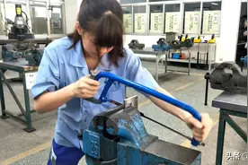 在电子厂和机械厂上班，不仅只有工资有差别，还有这些地方不一样图片