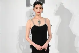 奚梦瑶二胎孕肚初显！挺大肚大胆挑战紧身吊带裙，肚子隆起也优雅图片