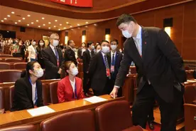 朱婷同框姚明，一身西装正气凛然，1米73的丁宁更是小鸟依人图片