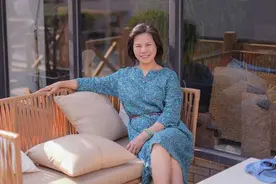 61岁大姐迷上小鲜肉：他不离不弃，我以身相许，是爱情，你们不懂图片