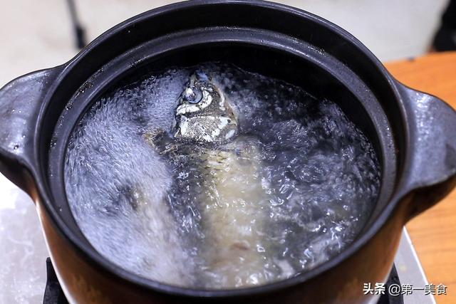 鲫鱼煲汤要去除鱼鳞片