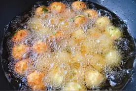 炸丸子时，切记直接加面粉！大厨教你这样做，丸子香酥又好吃图片