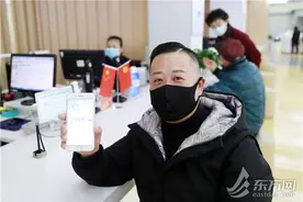成功申请廉租房保障的市民一脸不可思议：“现在申请流程简直太方便了！”图片