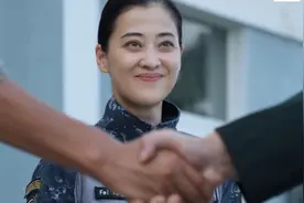 追剧《蓝军出击》必备技能，军官资历章的认识必须要到位！图片