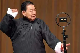 不管是说书的卖艺的还是唱戏的，不先开锣就难开戏图片