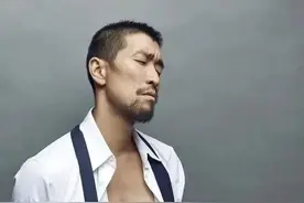 48岁王千源坚持健身，身材健美肌肉发达，人到中年拼的就是自律图片